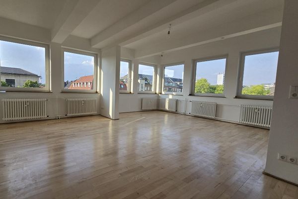 Großzügige sanierte 5 Zimmer Etagenwohnung in Rüttenscheid mit Balkon, Gäste Bad, Aufzug, 4. OG
