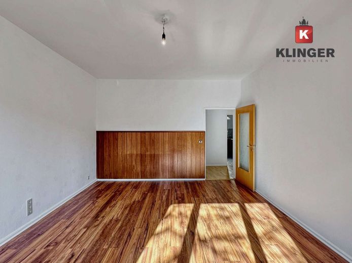 ++ Bezugsfreie 3-Zimmerwohnung mit Balkon und eigenem Stellplatz freut sich auf neuen Eigentümer ++ – Wohnzimmer