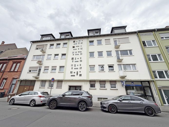 ¡Su proyecto de renovación en Friesenheim: 3 habitaciones con balcón en una ubicación tranquila! – Hausansicht