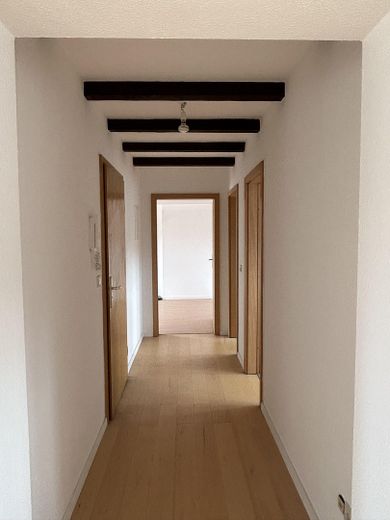 4-Raum DG-Appartment, offene EB-Küche & Panoramaterrasse – Wohnungsflur zu den Räumen