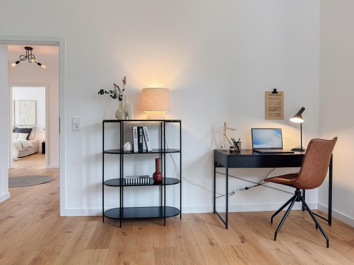 Frankfurt vor der Haustür: hochwertige 84-m²-Wohnung mit Balkon im stilvollen 3-Parteien-Haus – Arbeits-/Gästezimmer