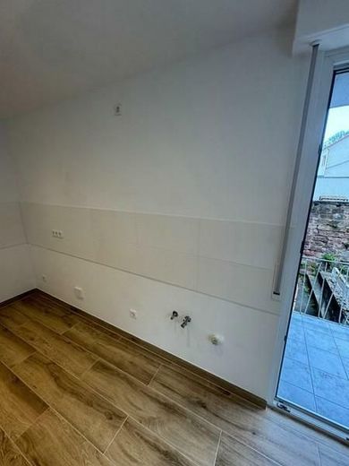 Erdgeschoßwohnung - Innenstadt - alles zu Fuß erreichbar - beste Wohnlage - worauf Warten? – 20 Küche mit Balkonzugang