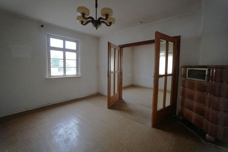 Familienprojekt mit Zukunft: Einfamilienhaus mit großem Grundstück und vielen Möglichkeiten – Wohnzimmer