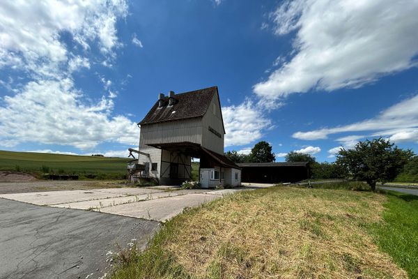REDUZIERT - Grundstück mit Fahrzeughalle am Ortsrand von Sontra - Berneburg