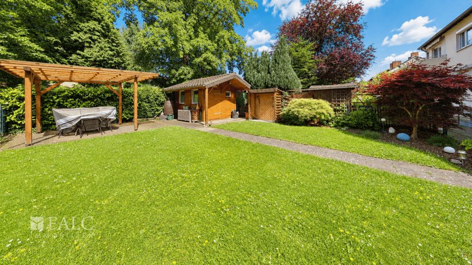 Ihre kleine Wohlfühloase mit Balkon und traumhaftem Gartenanteil! – Garten