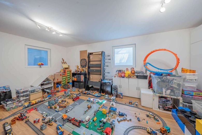 Großzügiges, effizientes Einfamilienhaus, 5 Zimmer + Hobbyraum, Terrasse mit Garten – Hobbyraum