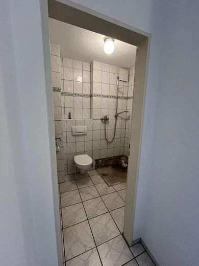 4-Zi-Geschosswohnung, teilmöbeliert mit Dachterrasse – Duschbad(derzeit in Reparatur)