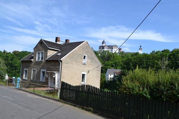 Wohnhaus mit einer vermieteten Wohneinheiten + positivem Bauvorbescheid für ein Einfamilienhaus