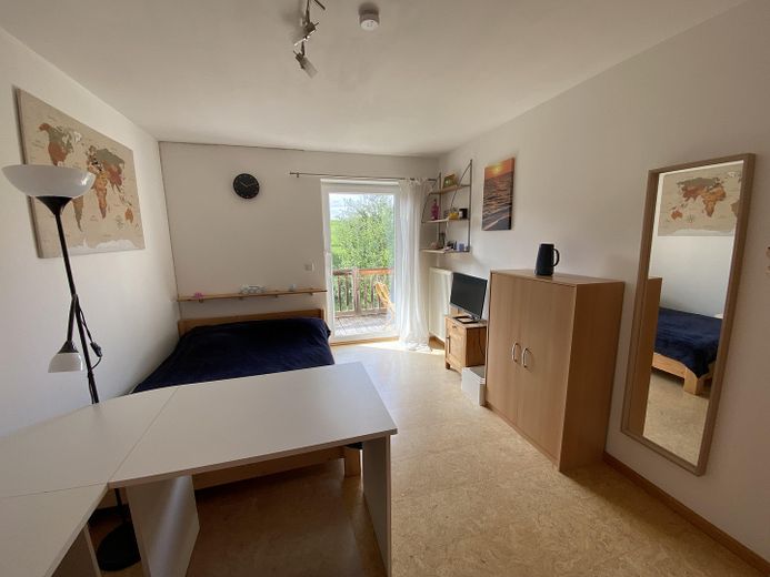 Splendida casa bifamiliare con vista libera fino alle Prealpi   *senza commissioni* – OG Zimmer 1 mit Balkon