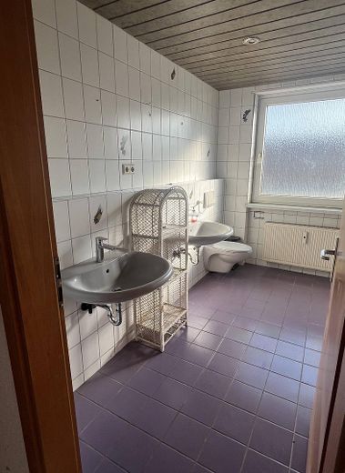 4-Zimmerwohnung im urbanen Mannheimer Industriehafen - ideal für studentische und andere WG's – Bad mit Doppelwaschbecken
