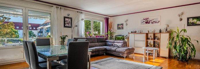 104 m² Wohnkomfort in ruhiger Lage – 3 Zimmer, Balkon & Stellplatz – Wohnzimmer-1