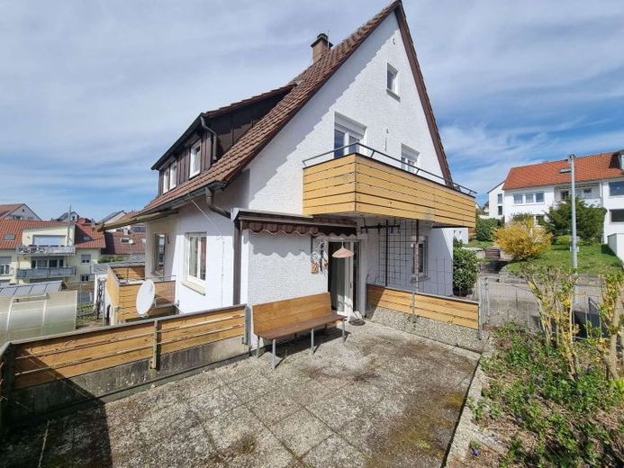 Freistehendes, renovierungsbedürftiges Haus mit 2 Garagen – फोटो 1