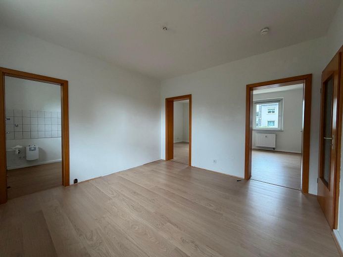 Helle 3 Zimmer Erdgeschoss Wohnung, frei ab 01.09.2026 – Blick in Wohnraum