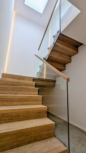Kernsanierte Unternehmervilla mit einzigartigem Weitblick und luxuriöser Ausstattung – Treppe