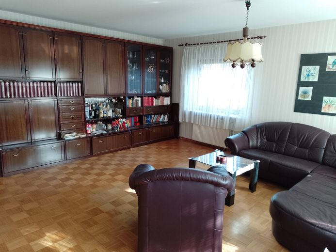 Wohnzimmer mit Parkettboden EG