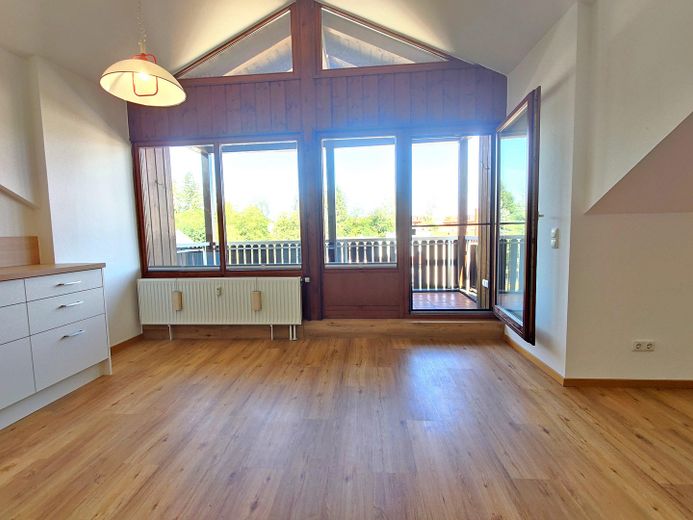 hell und geräumig: renovierte 2 Zimmer DG-Wohnung auf 69m² mit großem Gaubenbalkon ohne Provision – Essbereich mit grossem Balkon