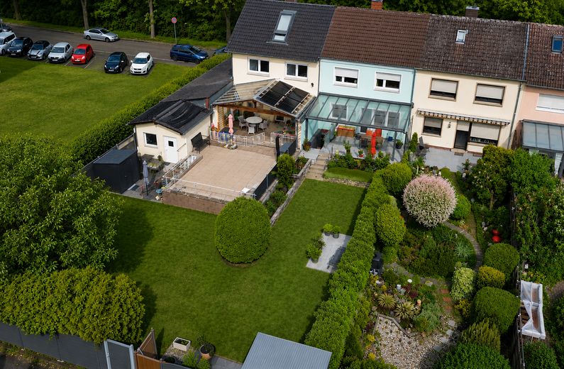 Modernisiertes Familienhaus mit Sonnengarten, Garage & Ausbaureserve – Rückansicht von oben