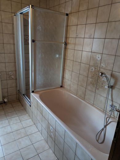 Schöne 4 Zimmer Wohnung mit Balkon und Garten – Badezimmer