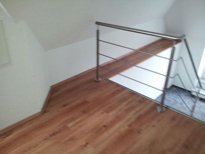 1 ZKB + Balkon in Zwickau-Auerbach, Dachgeschoss-Wohnung mit EBK – Treppenabgang
