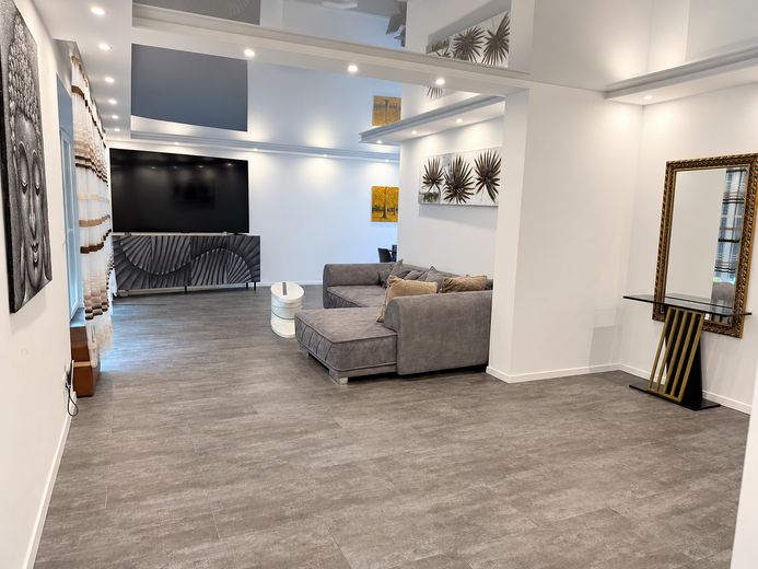مساحتان سكنيتان، حديقة ومنطقة عافية: منزل لعائلتين بتصنيف A+ – Wohnzimmer OG