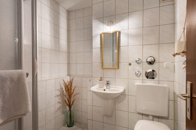 1,5 Zimmer Wohnung mit schöner privater Terrasse, Schwimmbad und Sauna – Bad