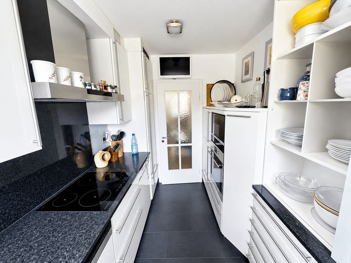Appartement calme de 4 pièces situé dans un emplacement privilégié de Munich-Großhadern avec loggia exposée au sud – Küche