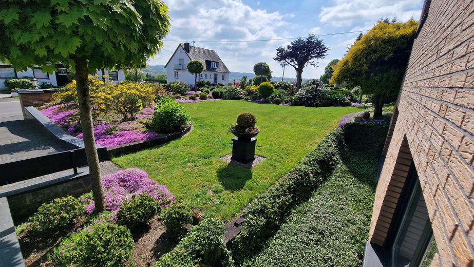 Reserviert! Exklusiver Bungalow in Königswinter: Homeoffice, traumhafte Aussicht, Sonnenuntergänge – Garten Vorderseite 