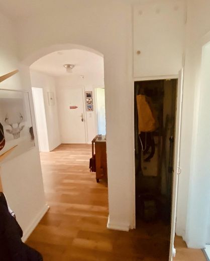 Agradable vivienda de 4 habitaciones con balcón en Hildesheim – Flur mit kleiner Abstellkammer