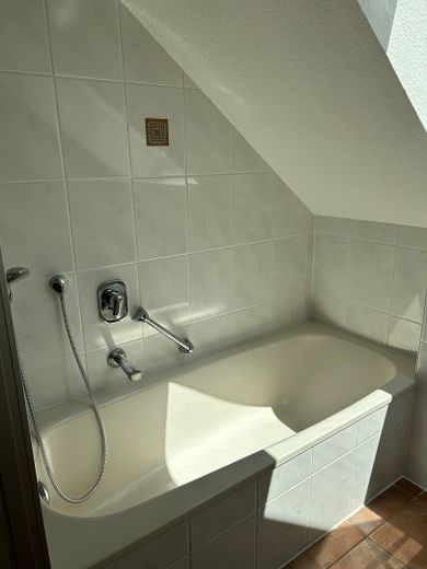Schöne 2-Zi-Wohnung m.Balkon,Grün-& Blicklage,Kfz-Stellplatz,Keller.Am Schäfersberg-Niedernhausen – Badezimmer mit Badewanne