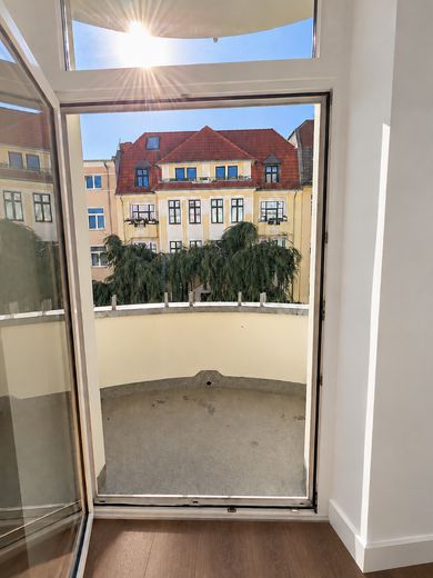 Period-building dream, first occupancy after renovation, 3 rooms, balcony & prime location in Stadtfeld – Zimmer 3, Blick auf Balkon