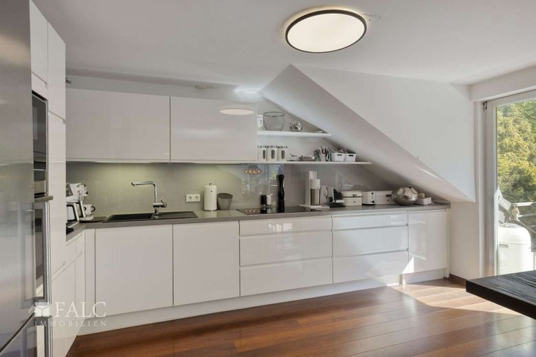 DG-Traum mit Kamin &amp; großem Balkon ins Grüne | 110 m² – Küche