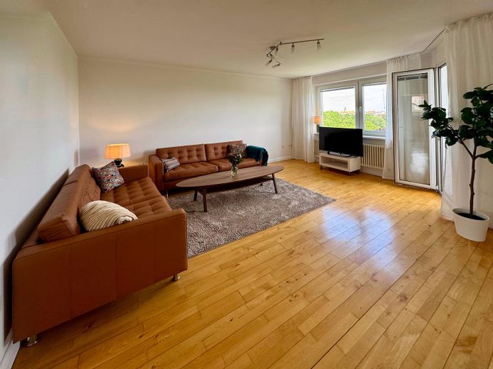 Lietzensee- und Weitblick – charmante, kompakte Wohnung mit Balkon – Blick in das Wohnzimmer