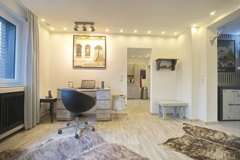 Individual and stylish: Generously proportioned, fully fitted and furnished apartment with garage, garden space and Telekom Magenta package, a short drive from A43 and A40 motorways – ef10abe6303476fc4568d527035a0db3e04ebb80.jpg