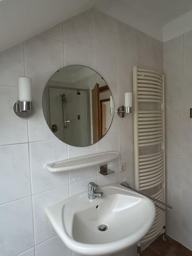 Schöne 2-Zi-Wohnung m.Balkon,Grün-& Blicklage,Kfz-Stellplatz,Keller.Am Schäfersberg-Niedernhausen – Badezimmer rechtsseitig