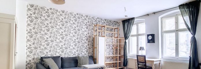 Su joya del barrio lista para ocupar de inmediato: viva tranquilamente en una ubicación privilegiada – Wohnzimmer zum uhigen Hof