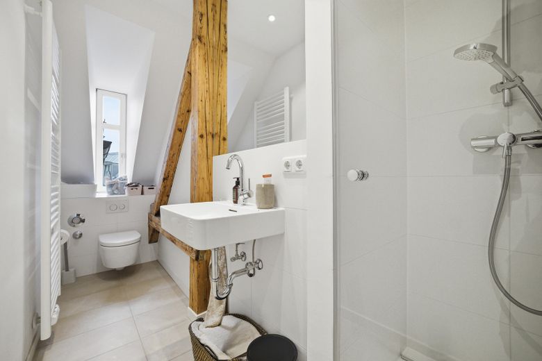 Schönstes Schwabing -kernsanierte DG-Wohnung in denkmalgeschütztem Altbau – Bad