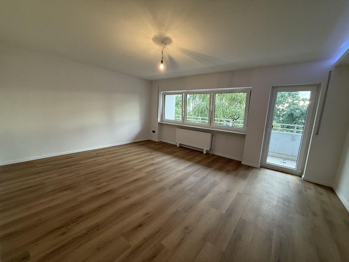 Hochwertig kernsanierte 3-Zimmer-Wohnung mit Loggia und Stellplatz in Nürnberg-Zabo – Wohnzimmer