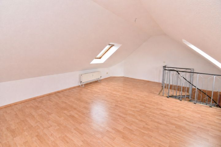 Kaßberg'de 6 aydınlık oda, modern banyo ve âşık olunacak panoramik manzarayla ferah yaşam – Schlafzimmer Obergeschoss 2