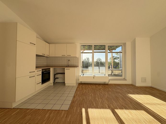 Barrierefreie Dachgeschosswohnung mit großer Sonnenterrasse (provisionsfrei!) – Wohnen / Küche