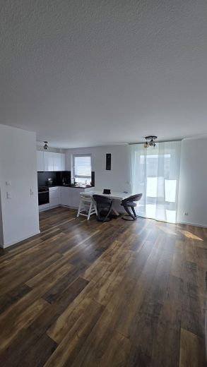 Moderne, helle 3-Zi-Wohnung mit Balkon/Keller/Stellplatz – Foto 1