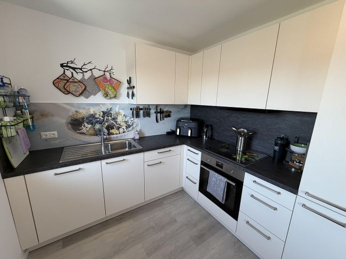 Premium 3-Zimmer-Maisonette-Wohnung mit offener Wohn-Ess-Küche, Dachterrasse & Fußbodenheizung – OG Küche