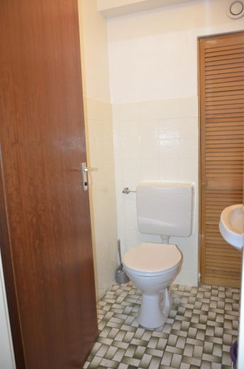 Günstige Miete, großzügige Räume gewerblich nutzbar in Solln, Aidenbachstrasse – Gäste-WC