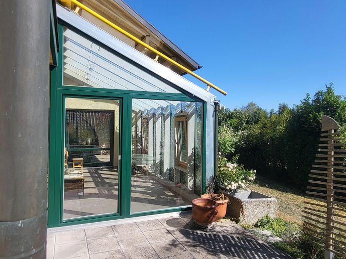 Freistehendes Einfamilienhaus in ruhiger Südhanglage mit weitem Blick über das Vilstal – Terasse und Wintergarten