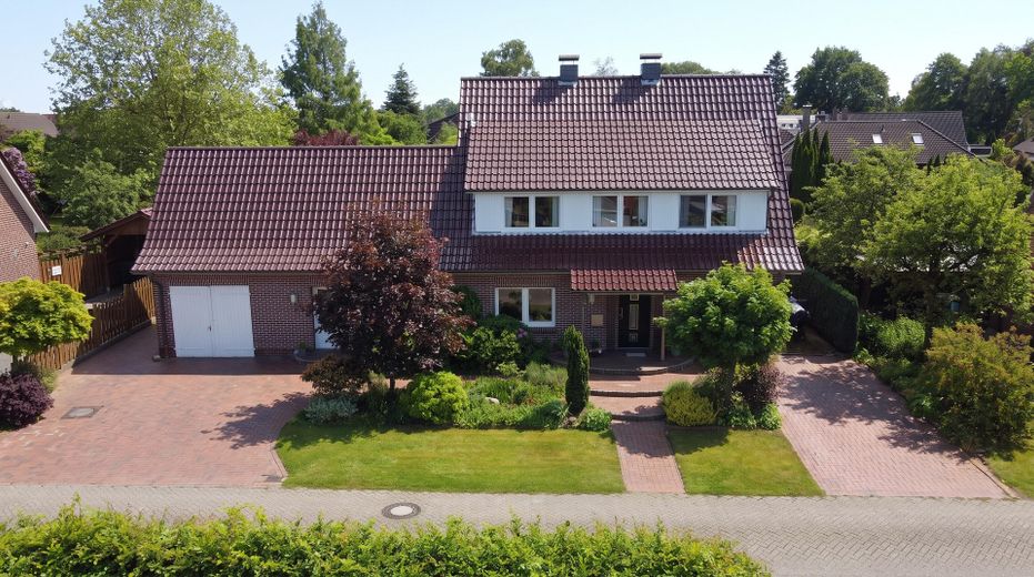 Perfektes Familiendomizil: Zentral wohnen, am Waldrand leben - provisionsfrei – Straßenansicht