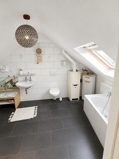 Großzügige 4-Zimmer-Maisonettewohnung – Badezimmer oben
