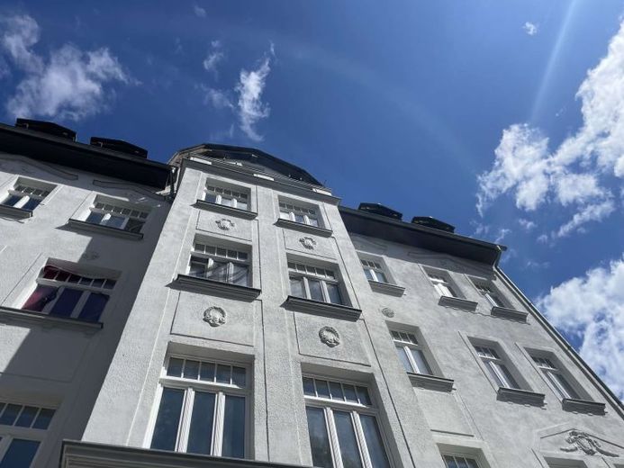 ¡Moderno apartamento de 3 habitaciones con un gran balcón! – Foto 1