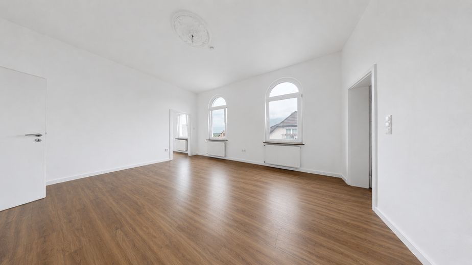 Helle 5-Zimmer-Wohnung im 1. OG – renoviert, neue Küche, Vollbad, Keller – Foto 1