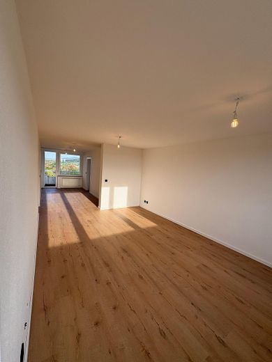 Première occupation après rénovation complète : appartement lumineux de 3,5 pièces avec 2 balcons, cuisine équipée et garage en sous-sol – Wohnzimmer