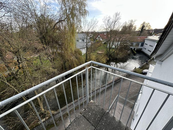 Penthousewoning met balkon, uitzicht op het groen, eerste bewoning na renovatie – Ausblick vom Balkon