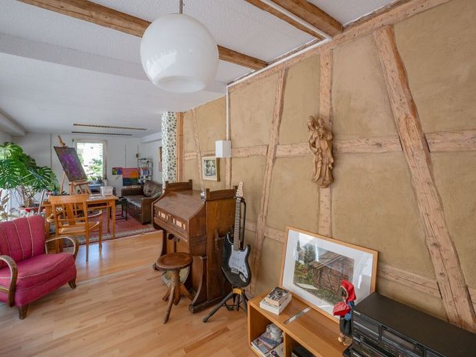Gewachsenes Haus am Bach mit Atelier und Originalsubstanz – फोटो 1